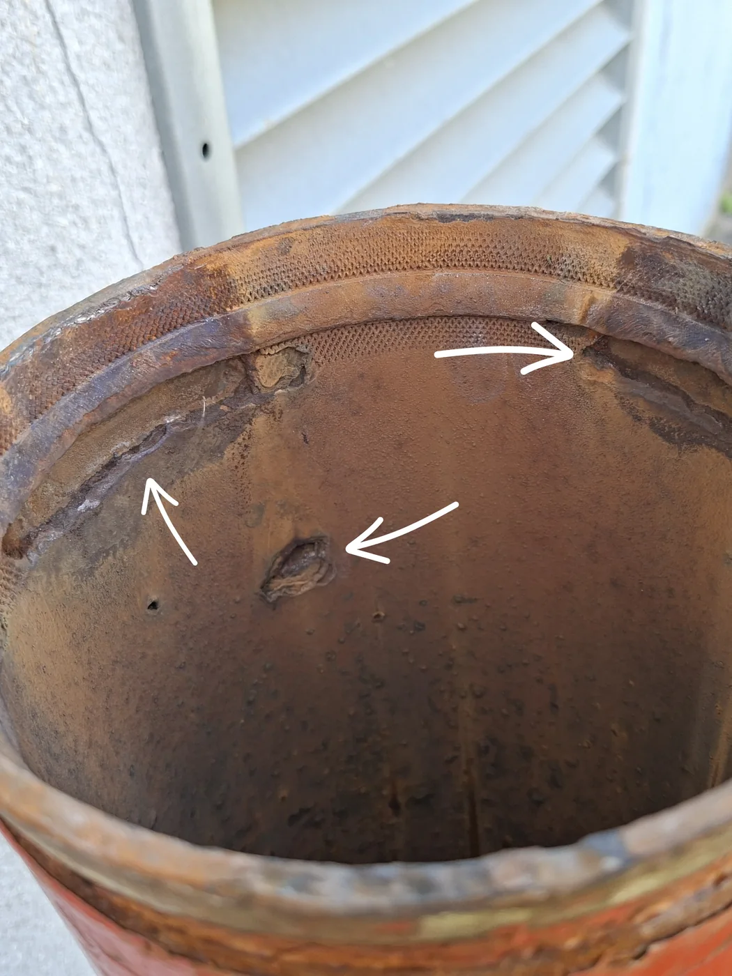 Points de rupture par corrosion sur la paroi interne d'une cuve source incendie