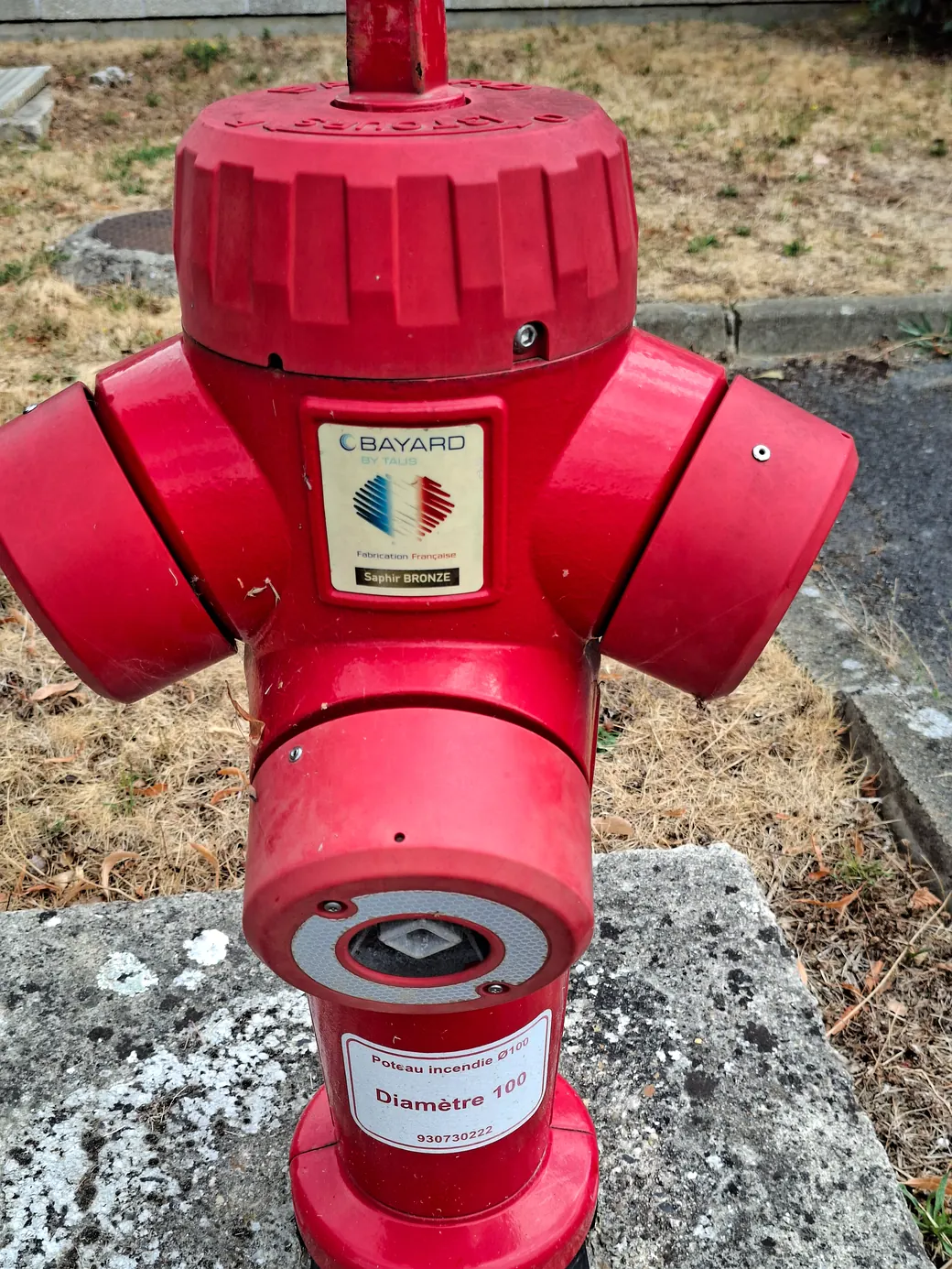 Poteau d'incendie normalisé rouge à prises apparentes, une prise DN100 et deux prises DN65