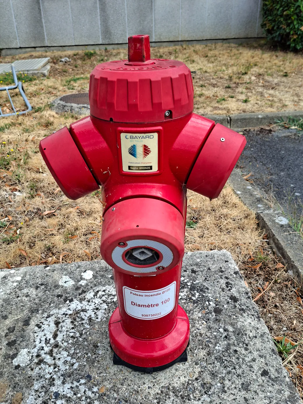 Poteau d'incendie normalisé rouge à prises apparentes, une prise DN100 et deux prises DN65