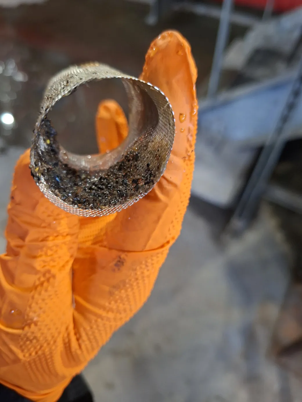 Filtre du circuit d'eau de refroidissement d'un groupe motopompe, colmaté par les dépôts du réseau