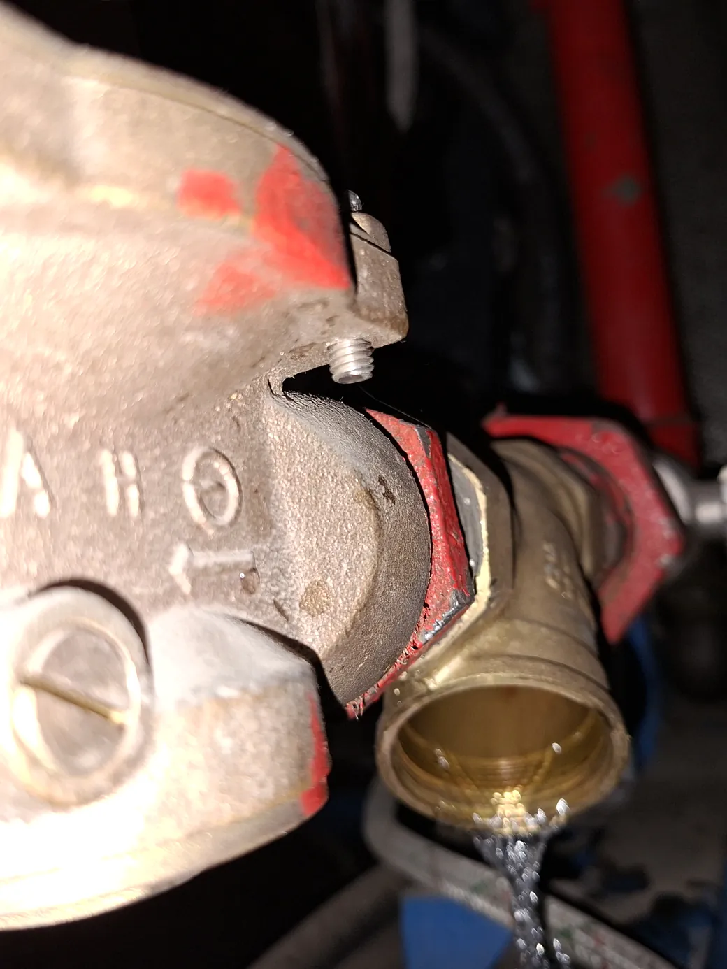 Emplacement du filtre à eau sur le circuit de refroidissement, purge ouverte lors du démontage