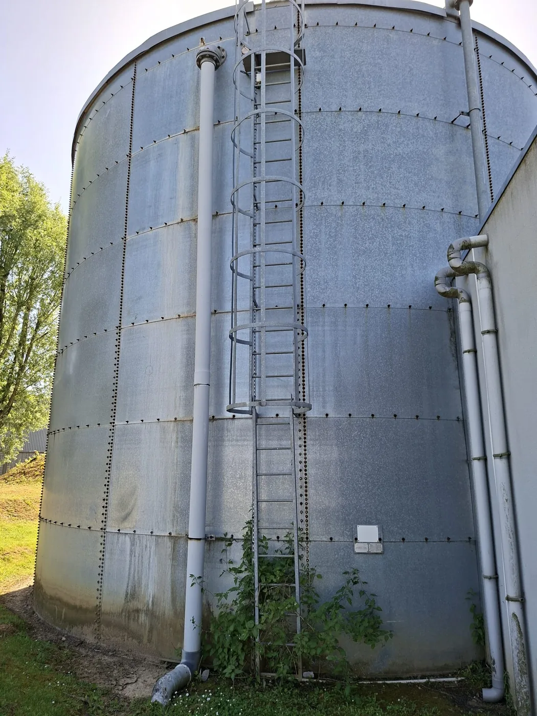 Cuve source d'eau incendie aérienne en acier galvanisé boulonné, avec échelle à crinoline, colonne d'aspiration et plaque signalétique