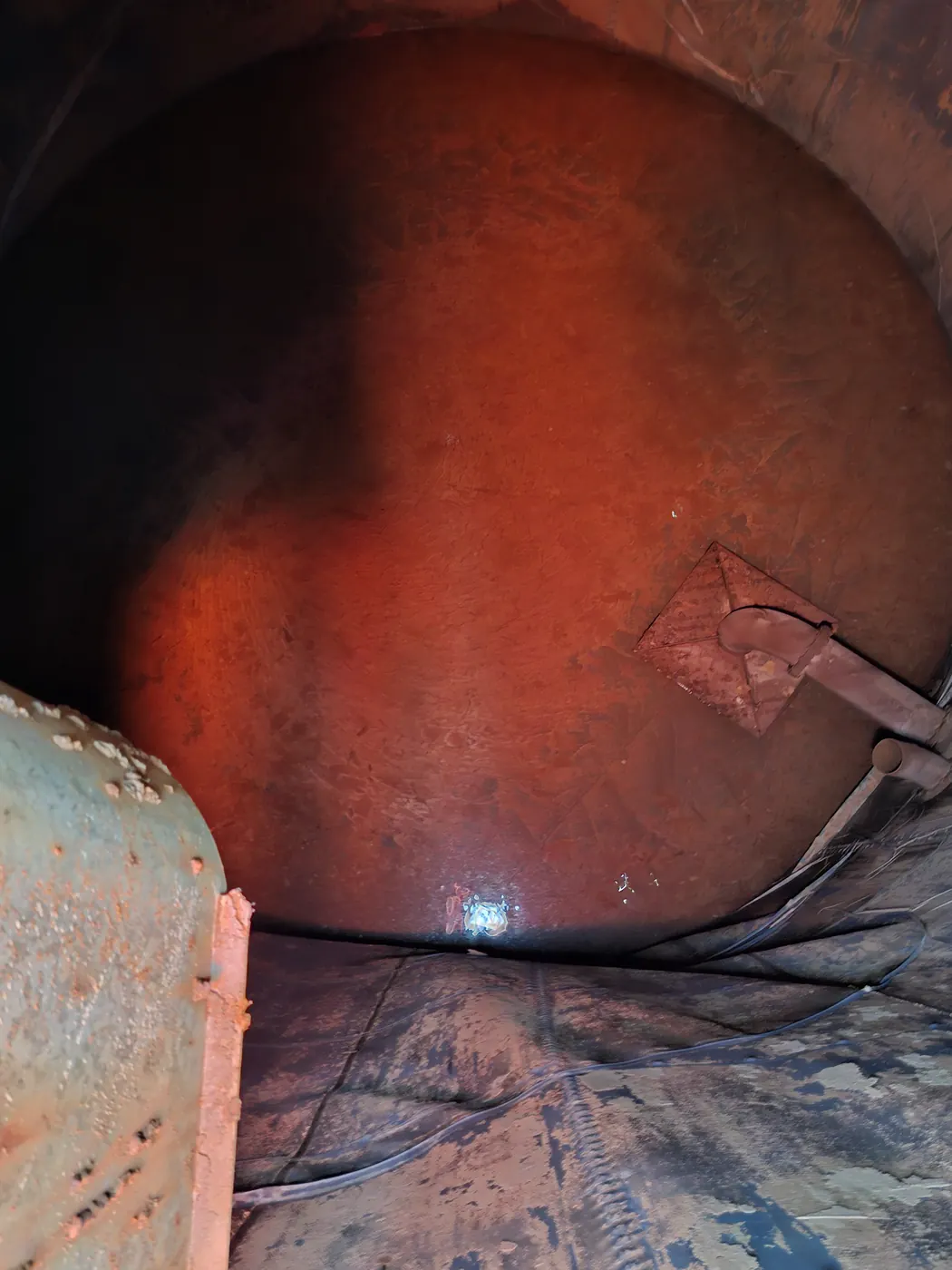 Intérieur d'une cuve source d'eau incendie, revêtement intérieur posé au sol et paroi métallique