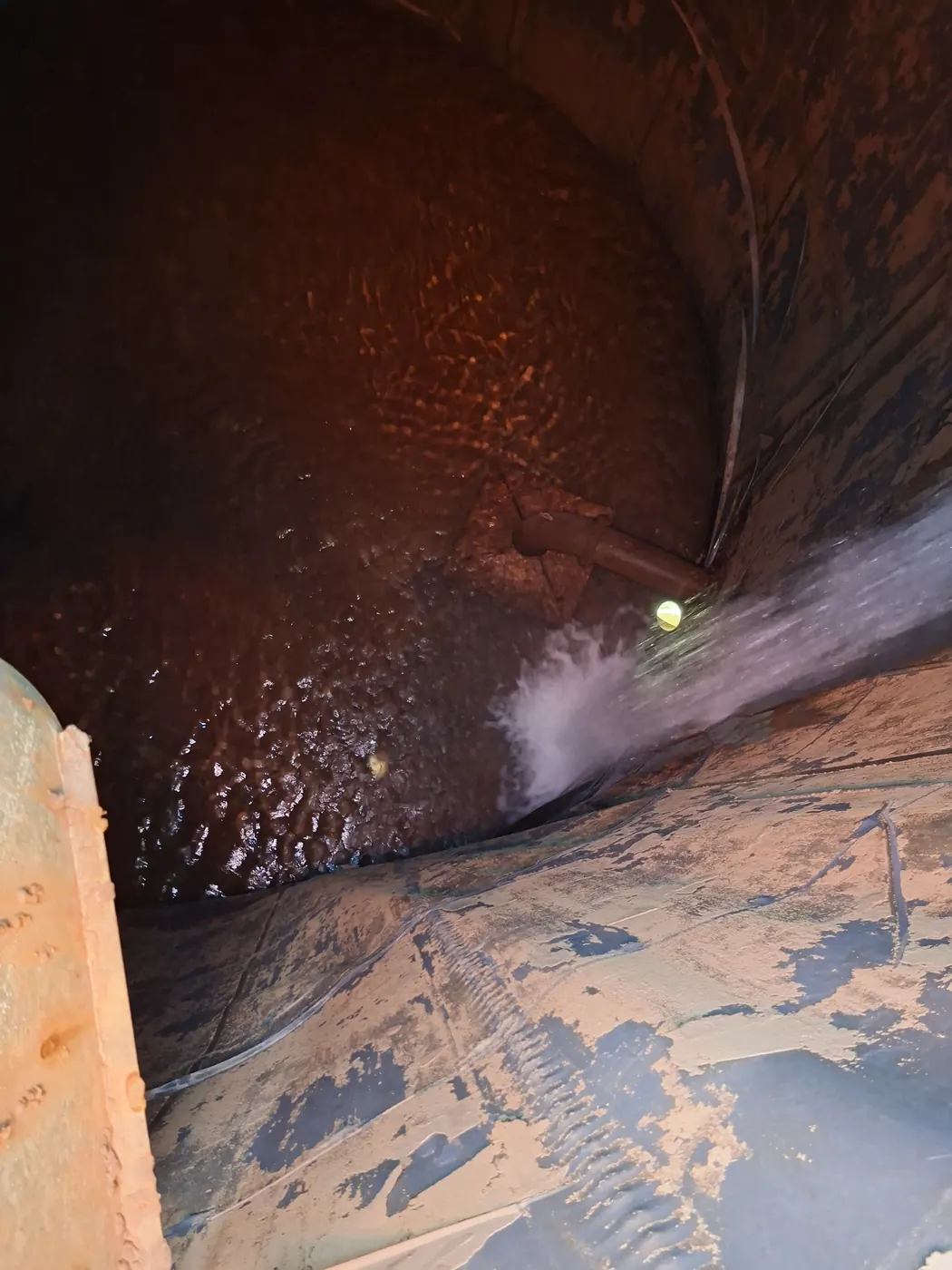 Impact du jet de remplissage sur le plan d'eau au fond de la cuve, avec brassage et incorporation d'air
